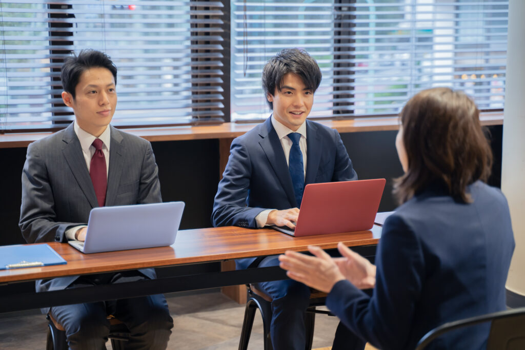 オフィスでの会社面接採用試験シーン