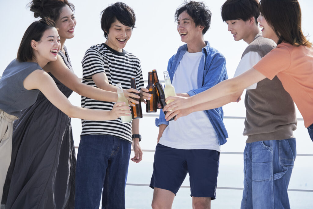 乾杯する男女