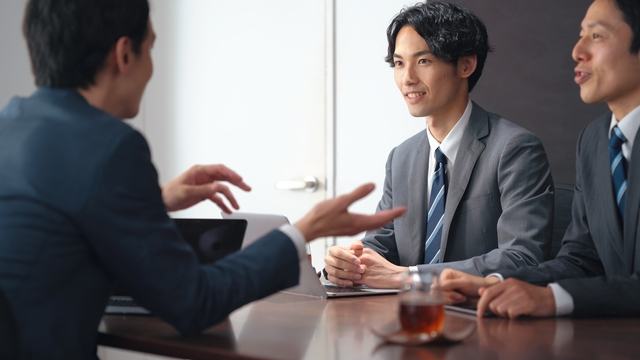 会議をするビジネスマン