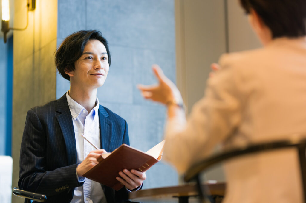 面接や対話、インタビューの様子